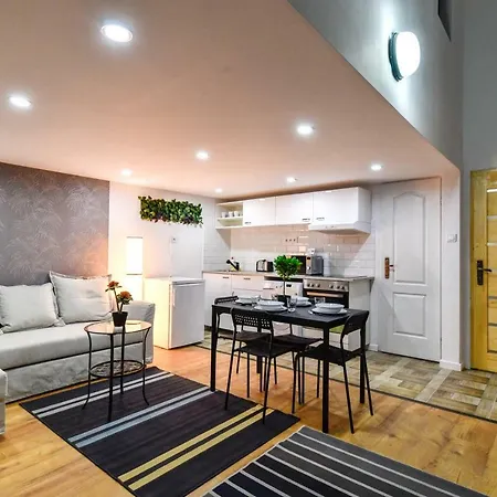 Cosy Two Bedroom Flat,rozsa Street,gin Appartamento