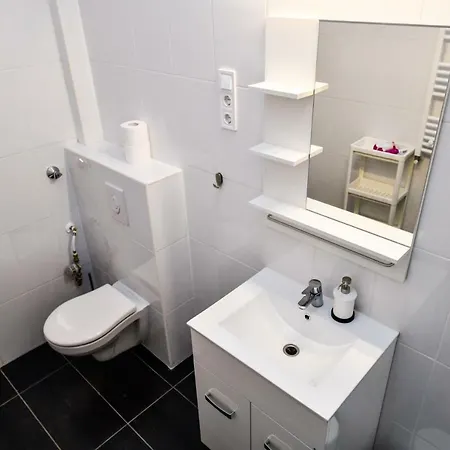Cosy Two Bedroom Flat,rozsa Street,gin Appartamento *